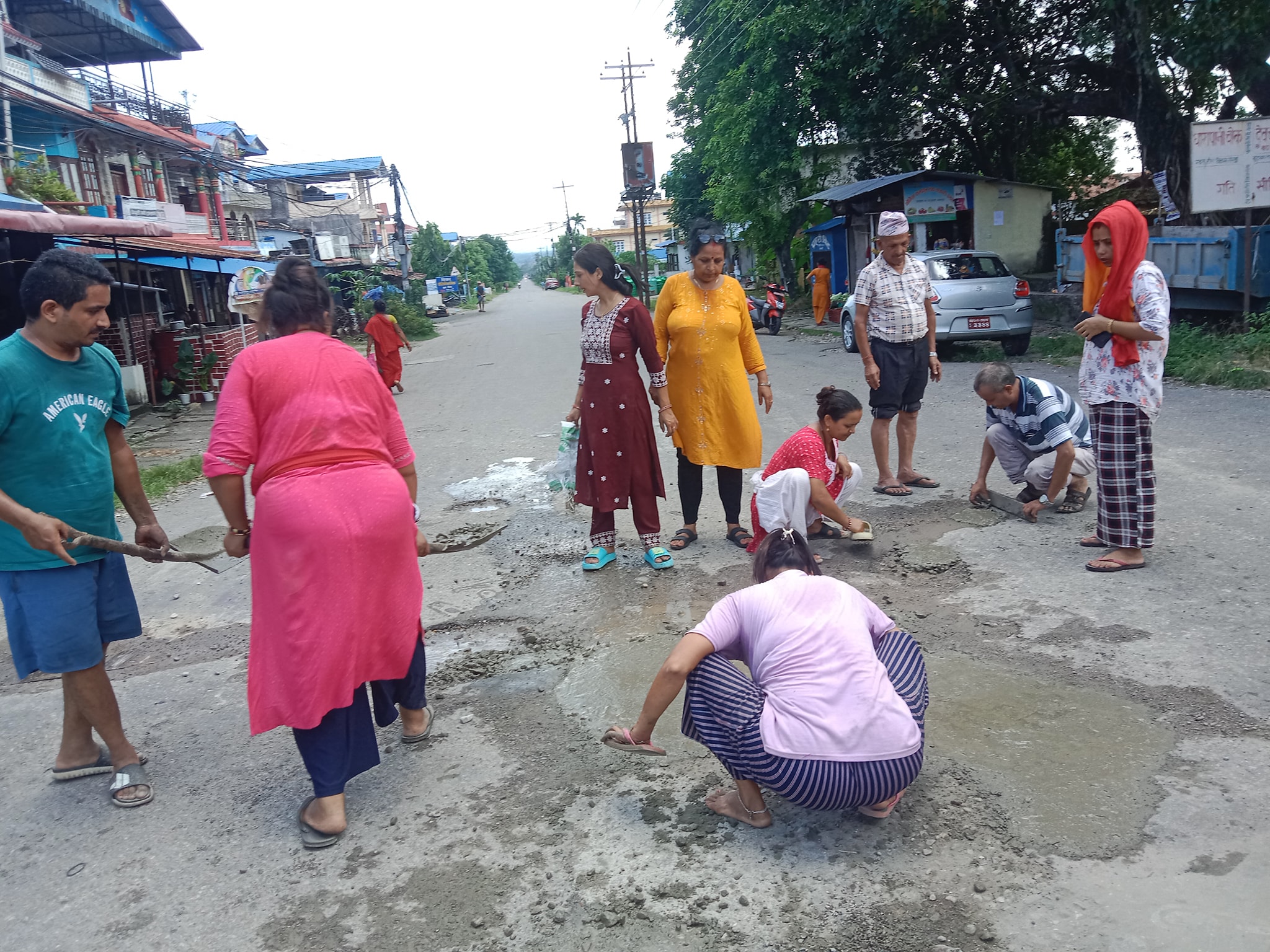 दलदले - मुण्डे सडक खण्ड दशैं अघि मर्मत हुने , धारापानीका दिदीबहिनीले पुरे चोकको खाडल