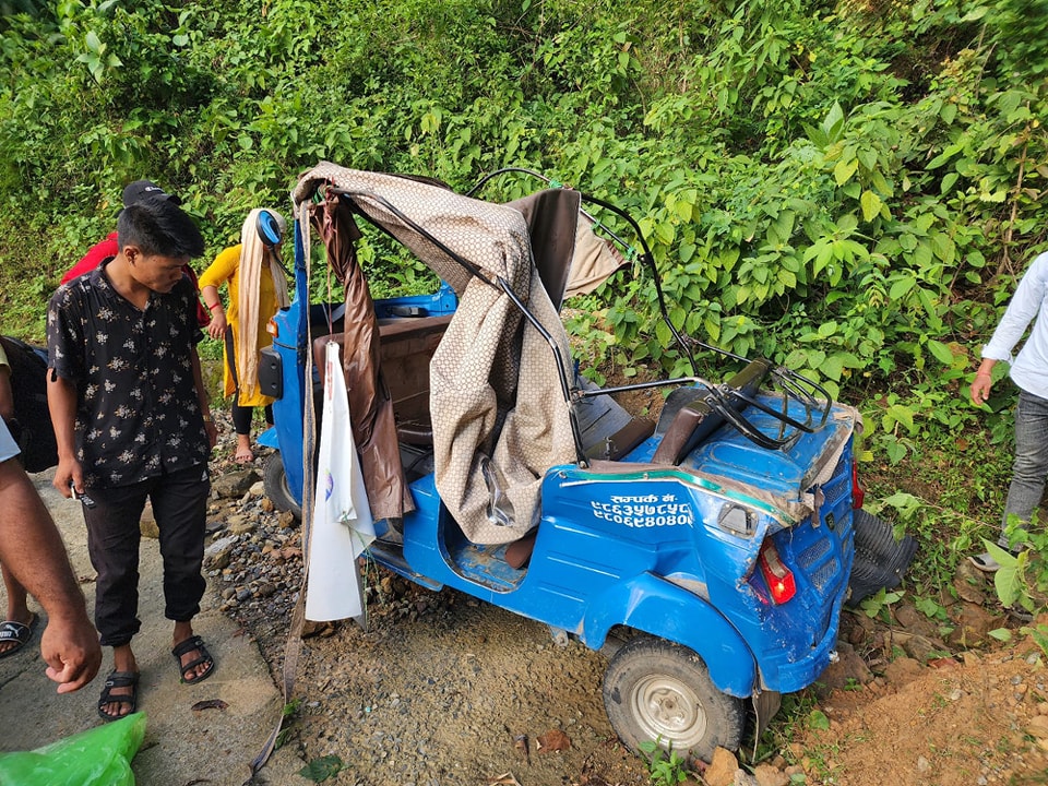 कुमसोतबाट दलदले आउँदै गर्दा अटो दुर्घटना, ८ जना घाईते