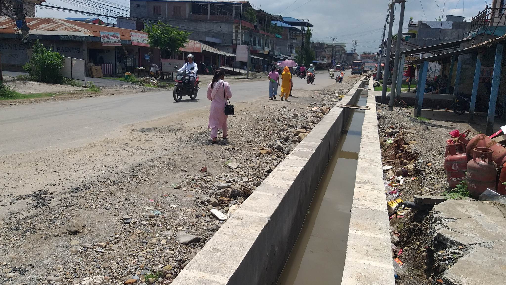 दलदले–मुण्डे बाटोको नाला निर्माणमा पूर्वाधार कार्यालयको लापरवाही