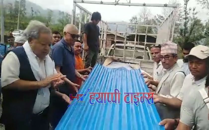 डा.कोइरालाद्वारा हावाहुरी पीडितका लागी ३ लाख सहयोग