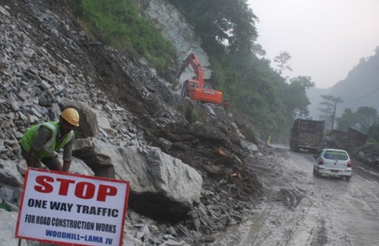 पहिरोका कारण नारायणगढ-मुग्लिन सडक एकतर्फी