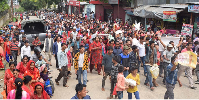 रासायनिक मल नपाएपछि रित्तो बोरा लिएर सडकमा उत्रिए किसान