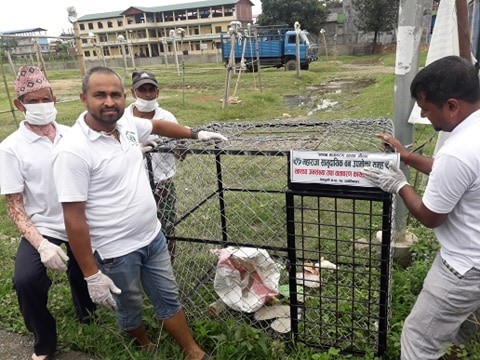 माहाराजा सामुदायिक वन उपभोत्ता समुहले १५ फलामे डस्टविन वितरण