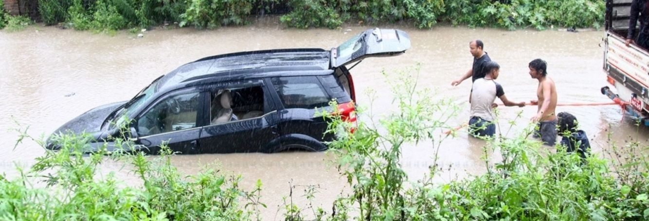 कांग्रेसका महामन्त्री शशांक कोइराला चढेको गाडी सडक कोरिडोरमा फस्यो