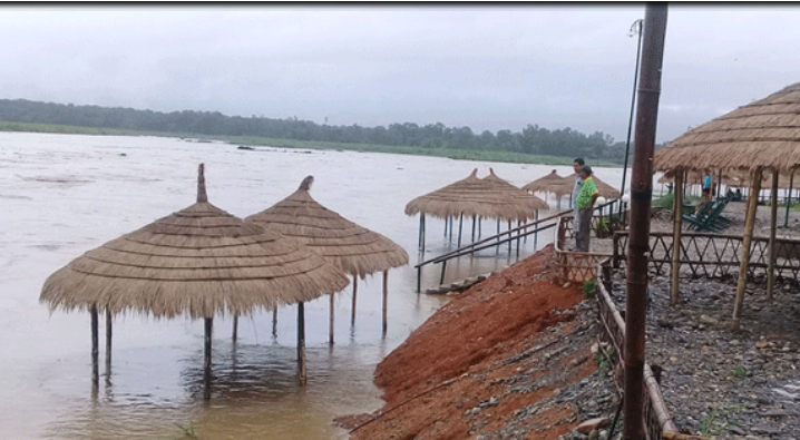 चितवनमा अविरल वर्षा चितवनको पर्यटकीय क्षेत्र सौराहामा बाढीको त्रास