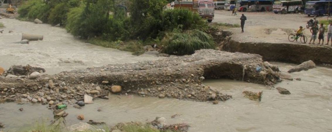 बाढीले निर्माणाधीन सिमेन्ट उद्योग बगायो ।