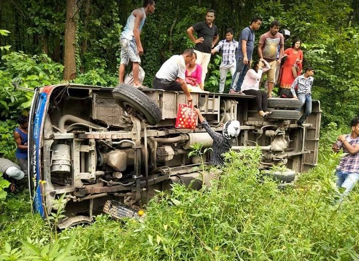 बुटवलबाट पोखरा हिडेको बस कावासोतीमा पल्टियो