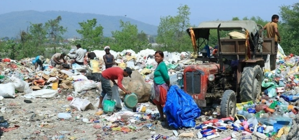 भरतपुरका स्थानीयले नगरवन क्षेत्रबाट नारायणी नदी किनारमा फोहर फाल्न रोक लगाए