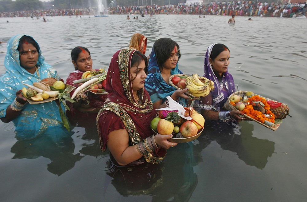 छठ पर्वको मुख्य दिन आज, अस्ताउँदो सूर्यको पूजाआराधना गरिँदै