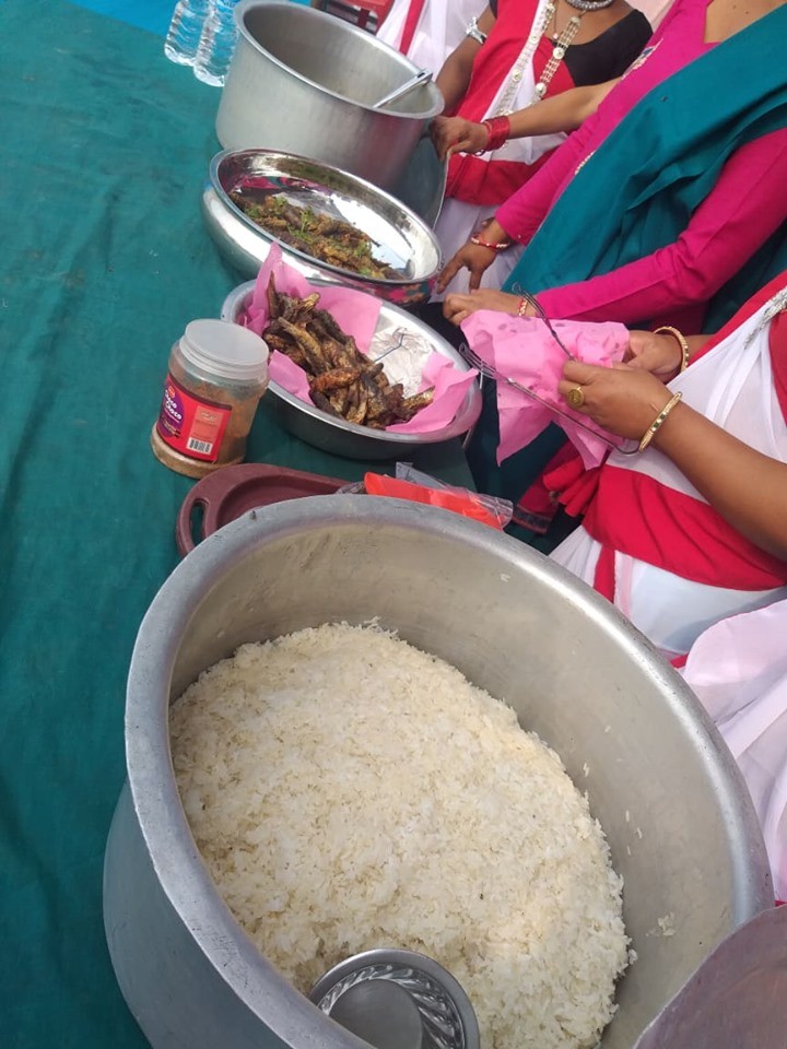 देवचुली पर्यटन उत्सवमा थारु समुदायको मौलिक परिकार घुँगी र चिचरको व्यापार बढ्दै