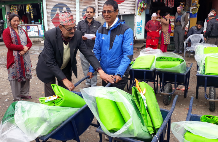 दलदलेका कृषकहरुलाई कृषि समाग्री बितरण