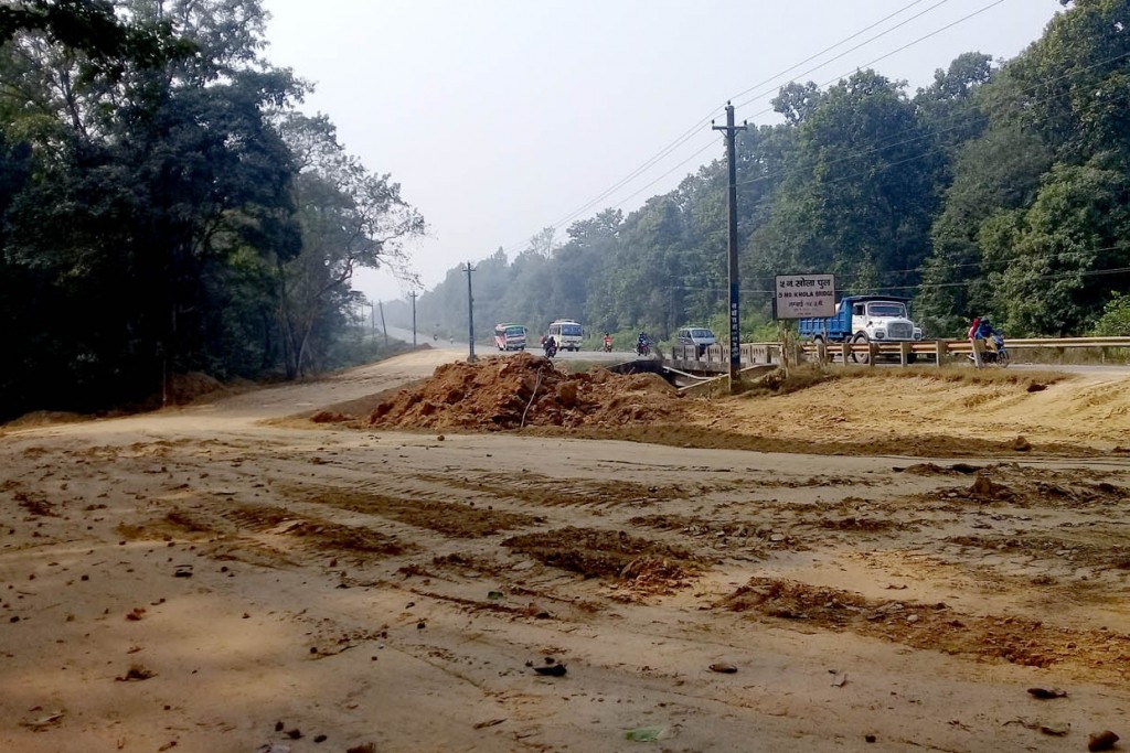 नारायणगढ-बुटवल सडकखण्डमा पोल सार्ने विषयमा विवाद, काम सुस्त