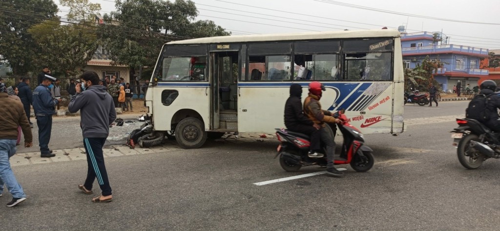 चितवनको रत्ननगरमा बसले मोटरसाइकलाई ठक्कर दिँदा २ जनाको मृत्यु