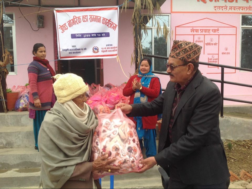 ७० नाघेका ७६ बा-आमालाई न्यानो कपडा