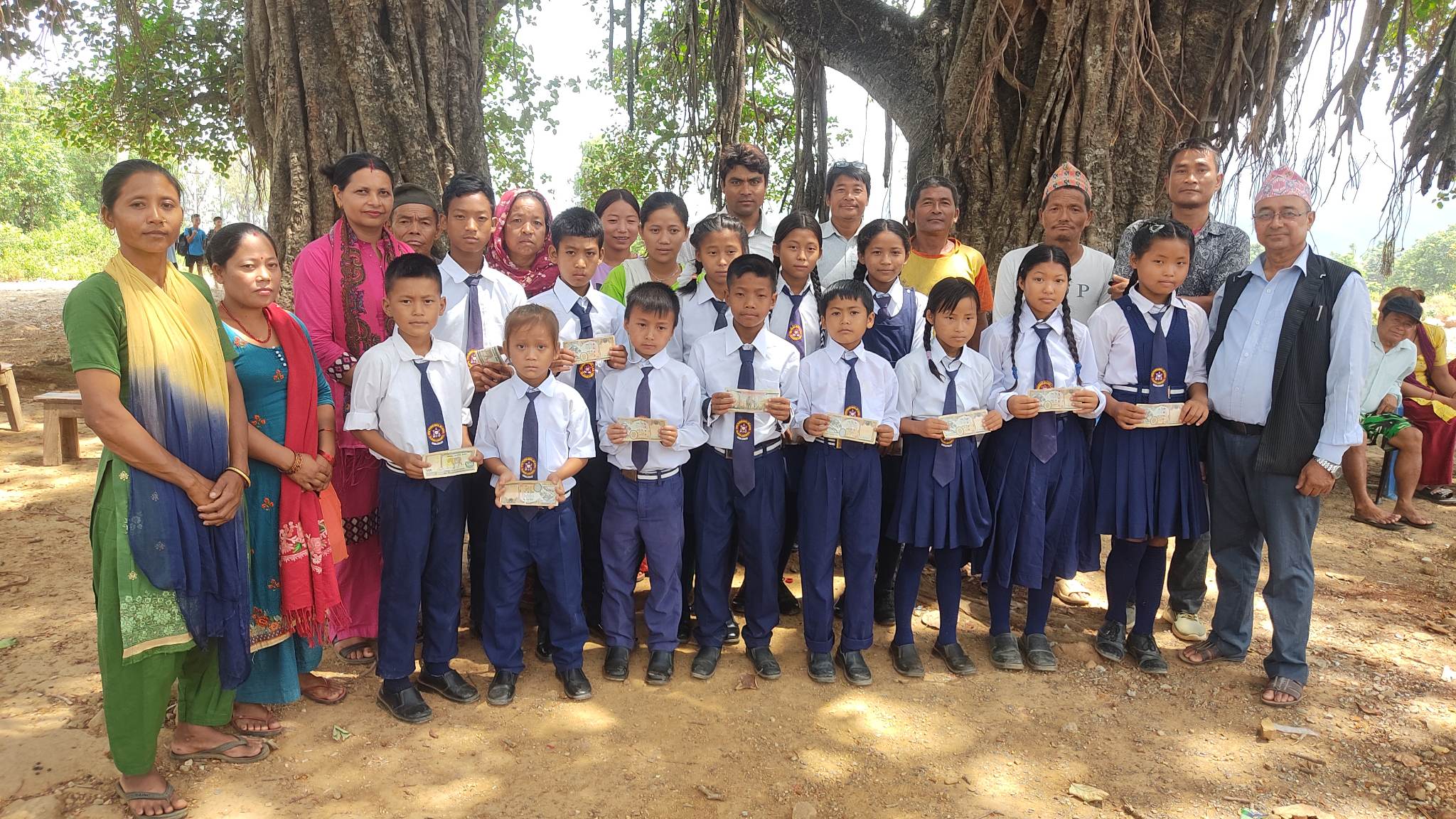 देवचुली १६ बाराकोलका विपन्न तथा दलित विद्यार्थीहरूलाई छात्रवृत्ति वितरण 