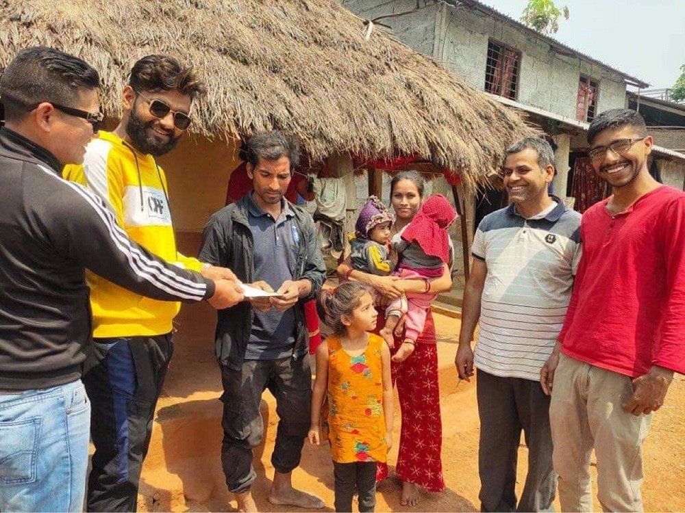 देवचुलि १२ कुनाघाट निवासी प्रेम बहादुर परियारलाई सहयोग रकम हस्तान्तरण