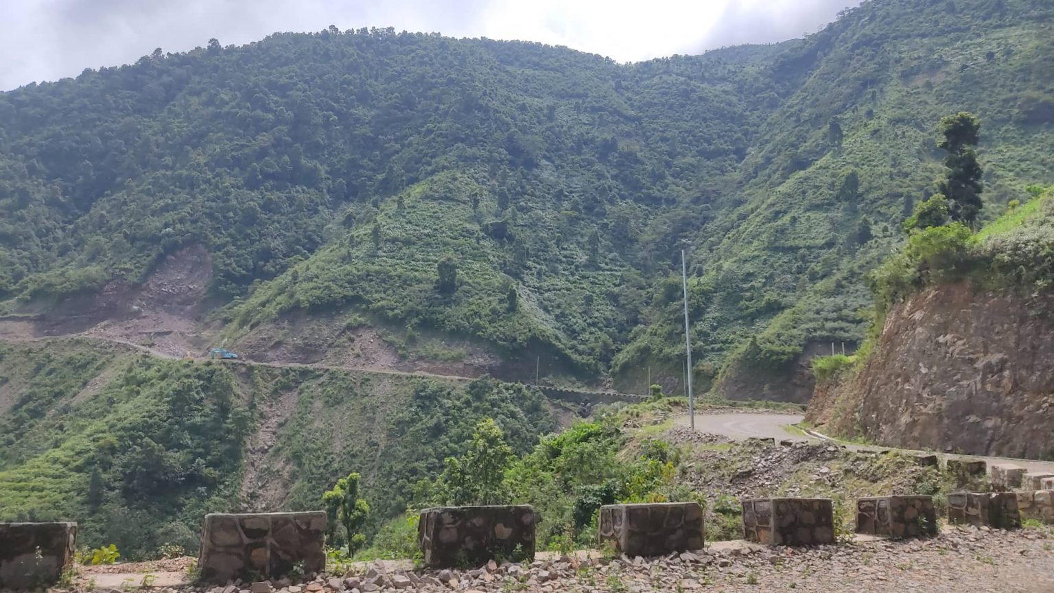 पहिराको कारण नवलपुरको पहाडी क्षेत्रमा यातायात अवरुद्ध