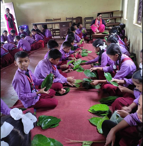 देवचुली ४ को शान्ति सृजना विद्यालयका विद्यार्थीलाई टपरी गाँस्न सिकाईदै