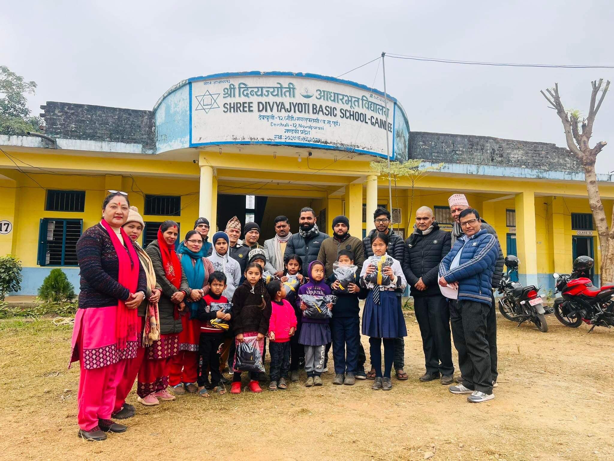 एकदिन एकरुपैयाँ दान अभियानद्वारा दिव्यज्योतिका विद्यार्थीलाई न्यानो कपडा