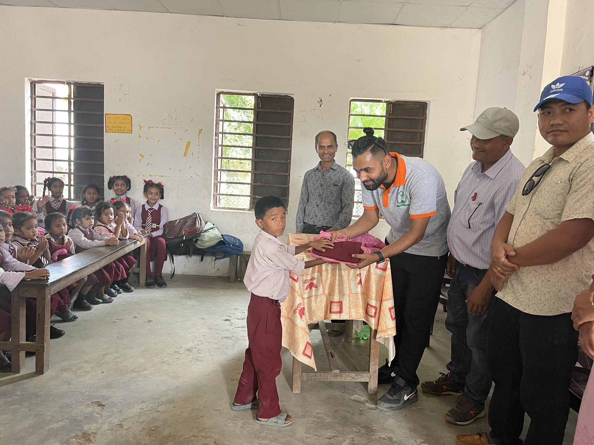 एक दिन एक रुपैंया दान अभियानद्वारा दुई विद्यालयका विद्यार्थीलाई पोसाक वितरण