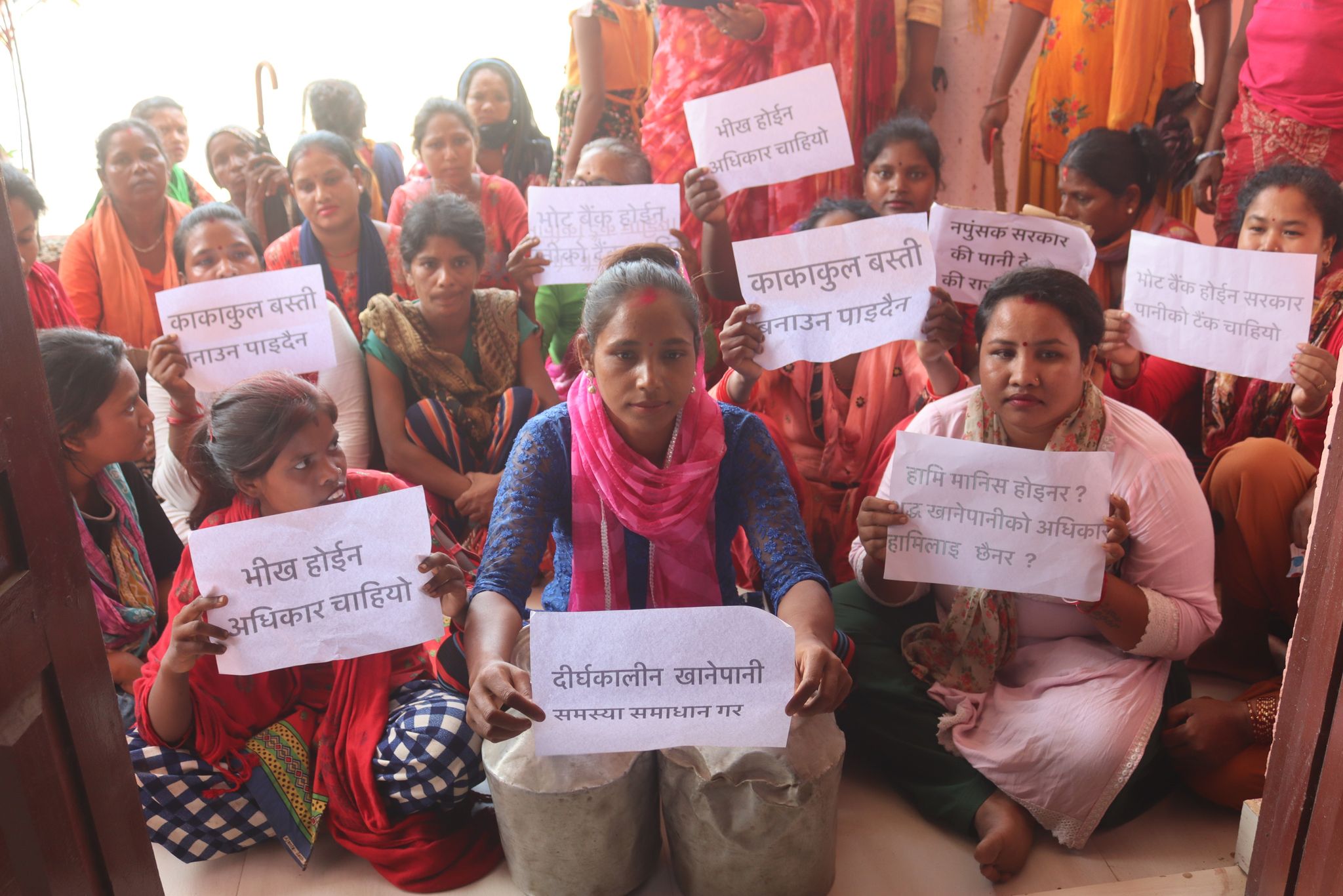 गाग्री लिएर देवचुली नगरपालिकाको दैलोमा पूर्नवासका स्थानीय