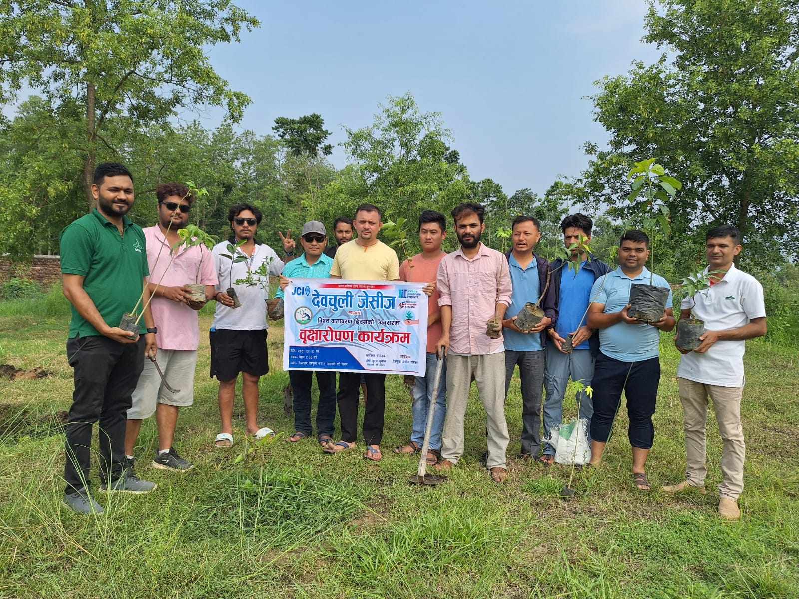 दिव्यधाम परिसरमा फलफुलका विरुवा रोपि देवचुली जेसिजले मनायो विश्व वातावरण दिवस