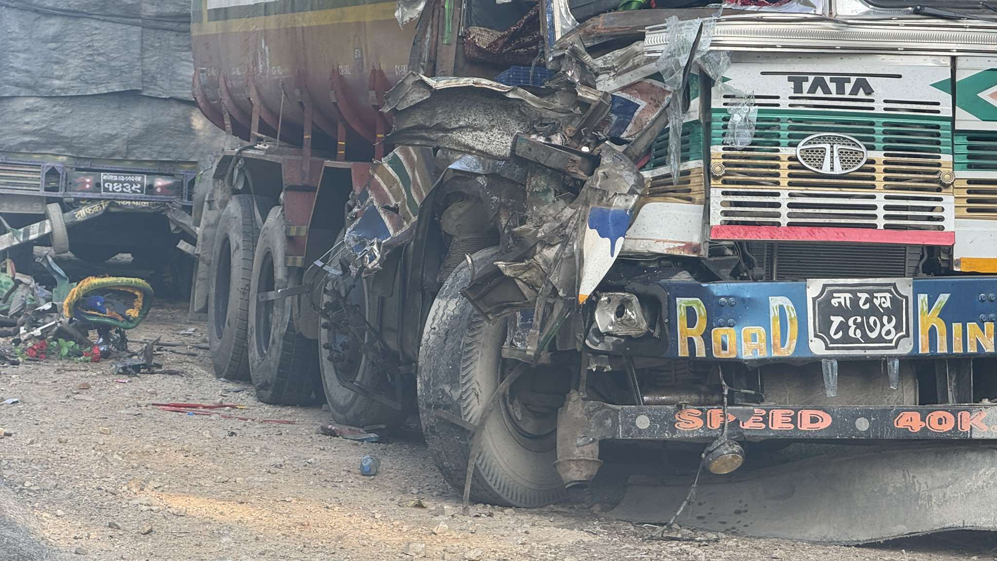 टिकौली जंगलमा दुई ट्रक र एक ट्यांकर ठोक्किँदा एक जनाको मृत्यु, दुई जना घाइते