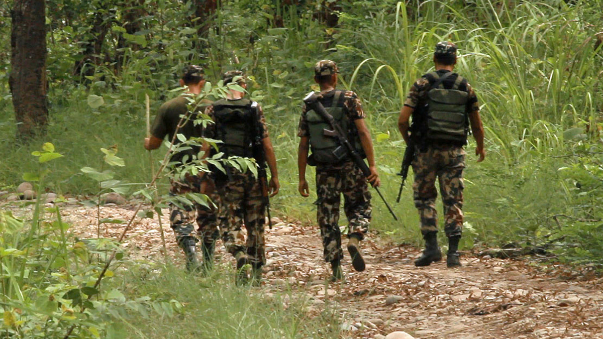 चोरीशिकारको आशंकामा दुई युवालाई चितवन राष्ट्रिय निकुञ्जले हतियारसहित लियो नियन्त्रणमा