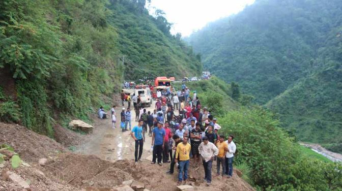 पोखरा छिर्ने सबै सडक ठप्प, गण्डकीका ६ प्रमुख सडकमा पहिरो