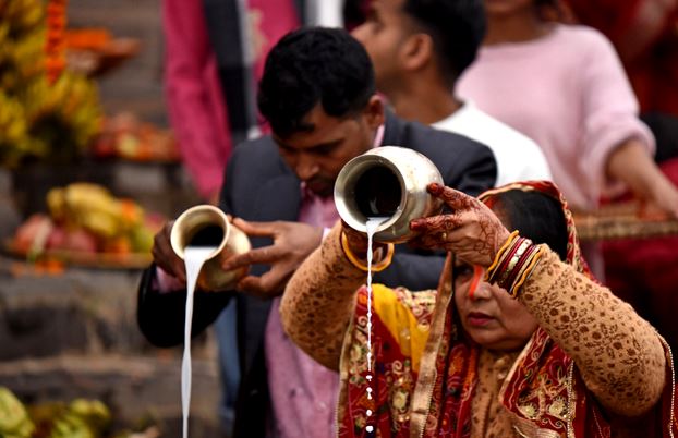 उदाउँदो सूर्यलाई अर्घ्य दिँदै छठको बिदाइ