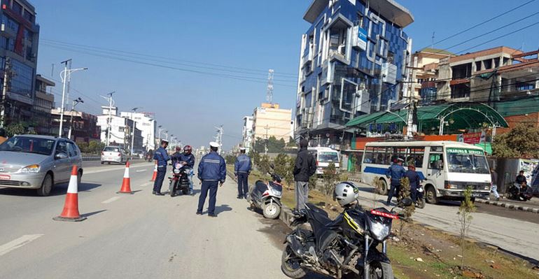 होलीलाई मर्यादित बनाउन प्रहरीको चेकिङ