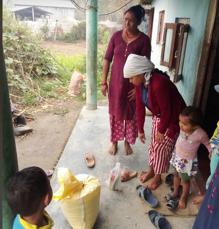 सिर्जनशील टोल विकास संस्थाद्वारा टोलका सुत्केरी महिलालाई भत्ता दिने