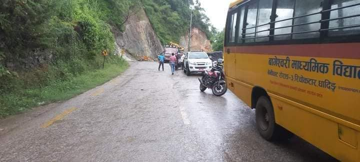 ट्रकको ठक्करबाट २ बालकको मृत्युपछि अवरुद्ध भएको पृथ्वी राजमार्ग खुल्यो