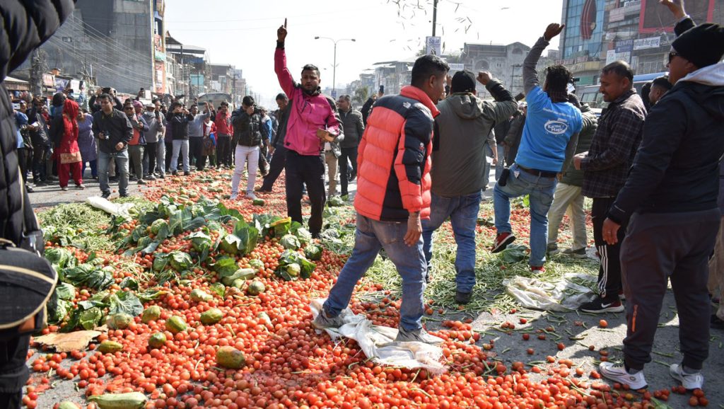 लागत अनुसारको मूल्य नपाएपछि चितवनको सडकमै तरकारी फ्याँकेर विरोध