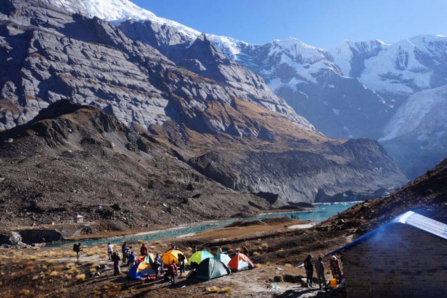 अन्नपूर्ण प्रथम हिमालको आधार शिविरमा पर्यटकको भीड