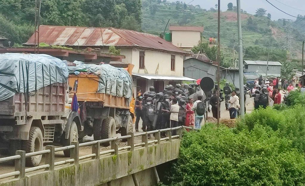 स्कर्टिङ गरेर फोहोर लैजाने क्रममा सिसडोलमा प्रहरी र स्थानीयबीच झडप