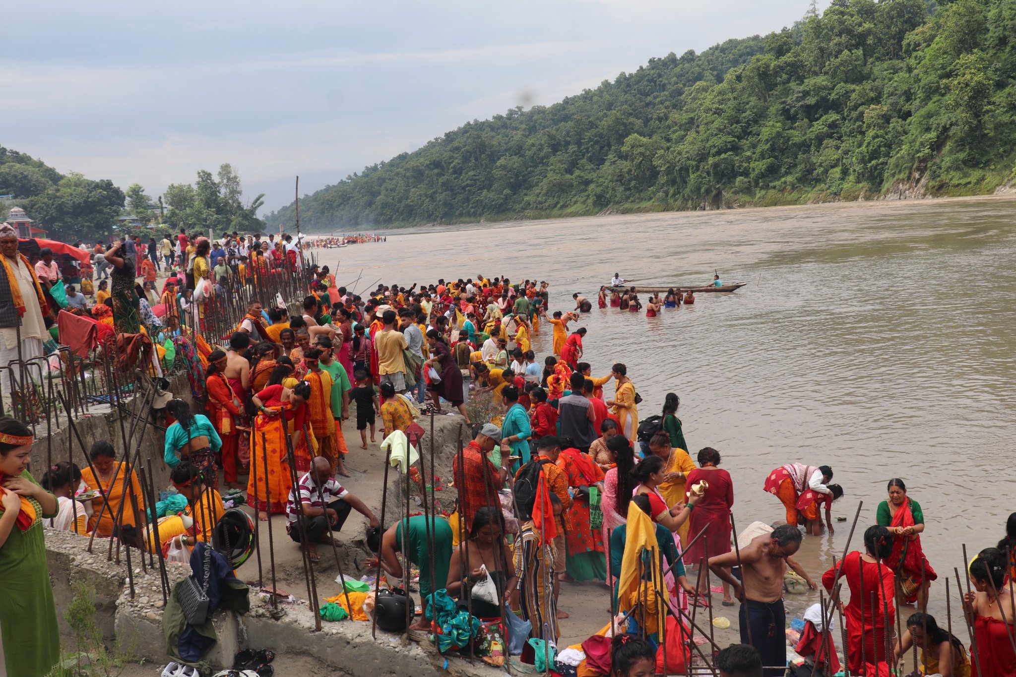 साउनमा देवघाट मेलामा एक लाख भक्तजनले गरे स्नान