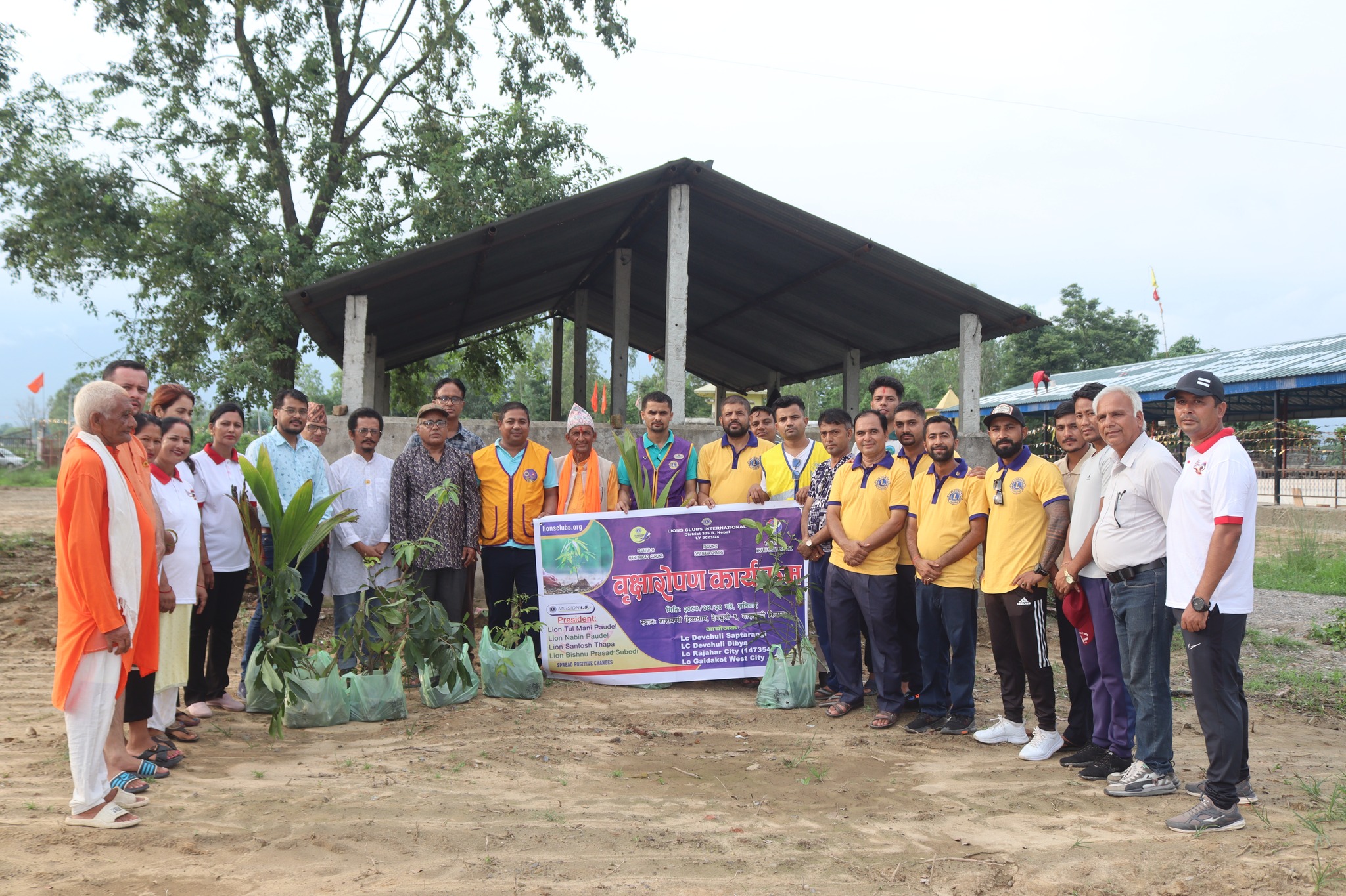 दिव्य धाममा लायन्स क्लवहरुले रोपे फलफुलका विरुवा