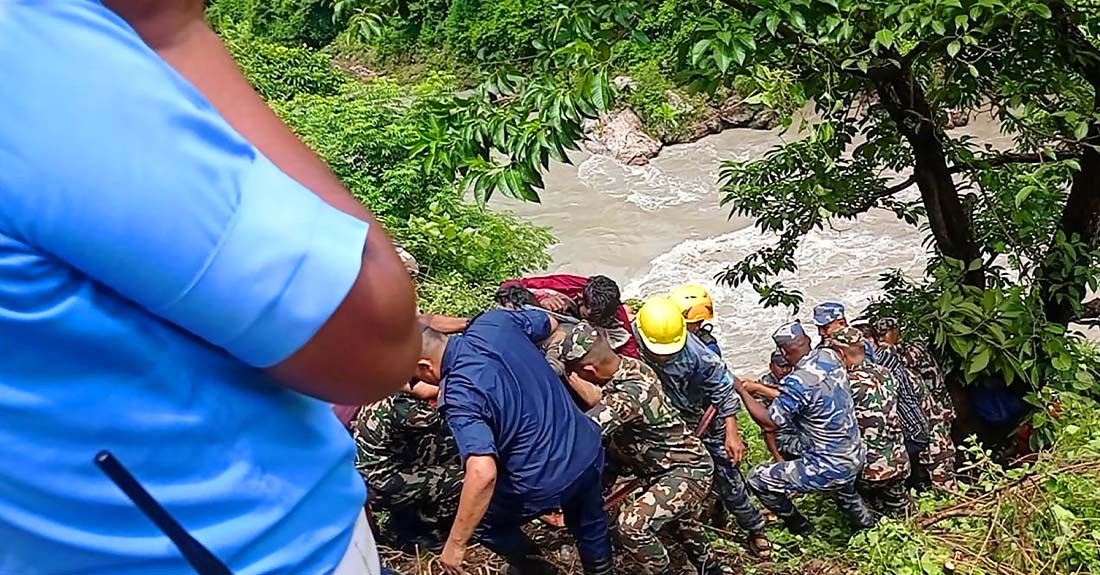 तनहुँ बस दुर्घटनाः मेडिकल टिमसहित सेनाको हेलिकप्टर दुर्घटनास्थल पुग्यो