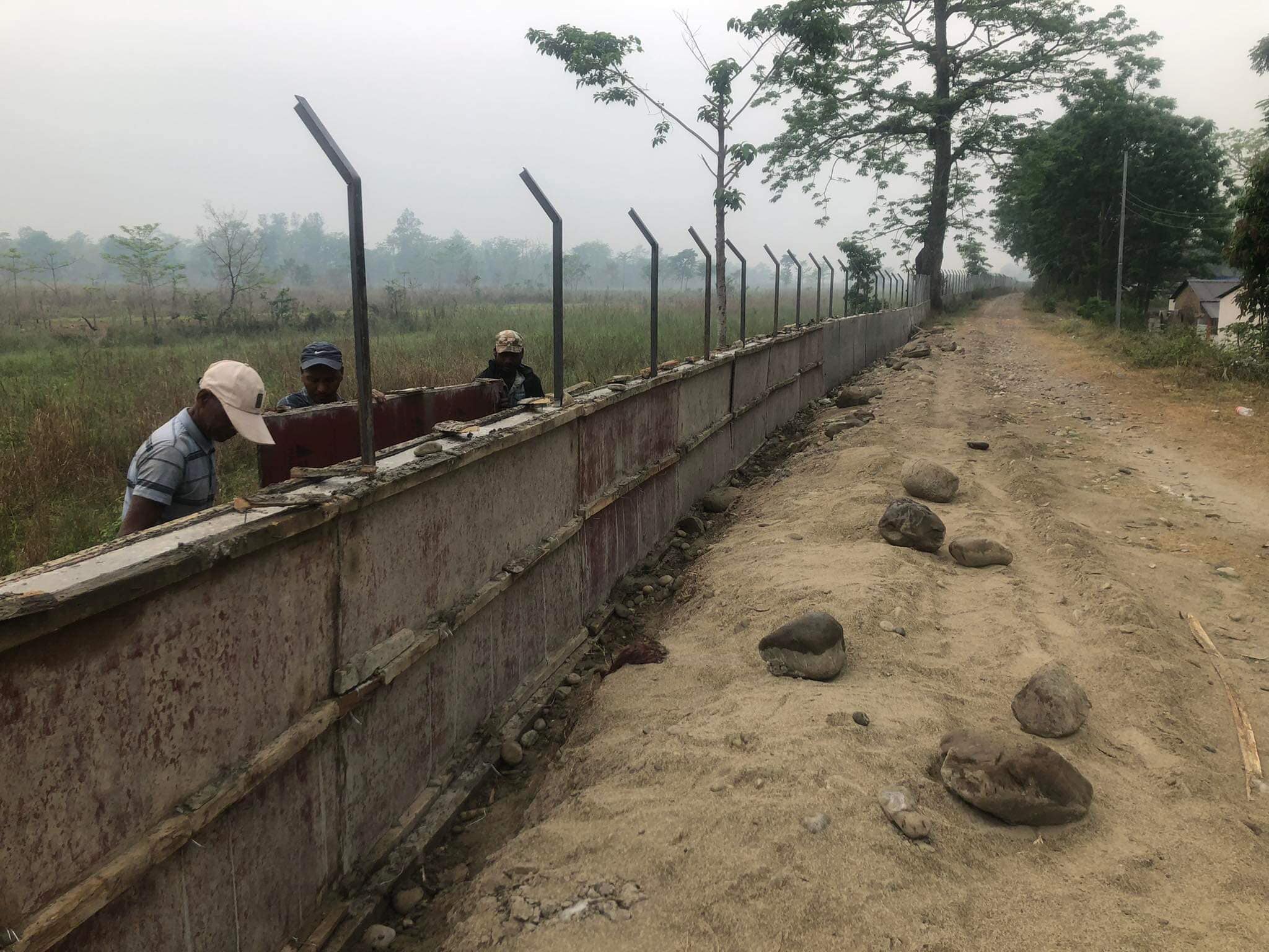 पूर्वी नवलपुरको मध्यवर्तीको क्षेत्रमा कंक्रिट सहितको मेषजाली द्रुत गतिमा निर्माण हुँदै 