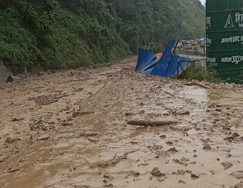 नागढुंगास्थित सुरुङमार्ग नजिकै लेदो खसेर राजमार्ग अवरुद्ध