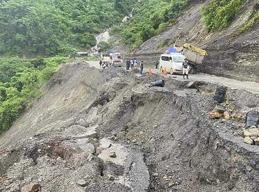 बुटवल-तानसेन सडकखण्ड हिउँदे खोला नजिकै सडक भासियो