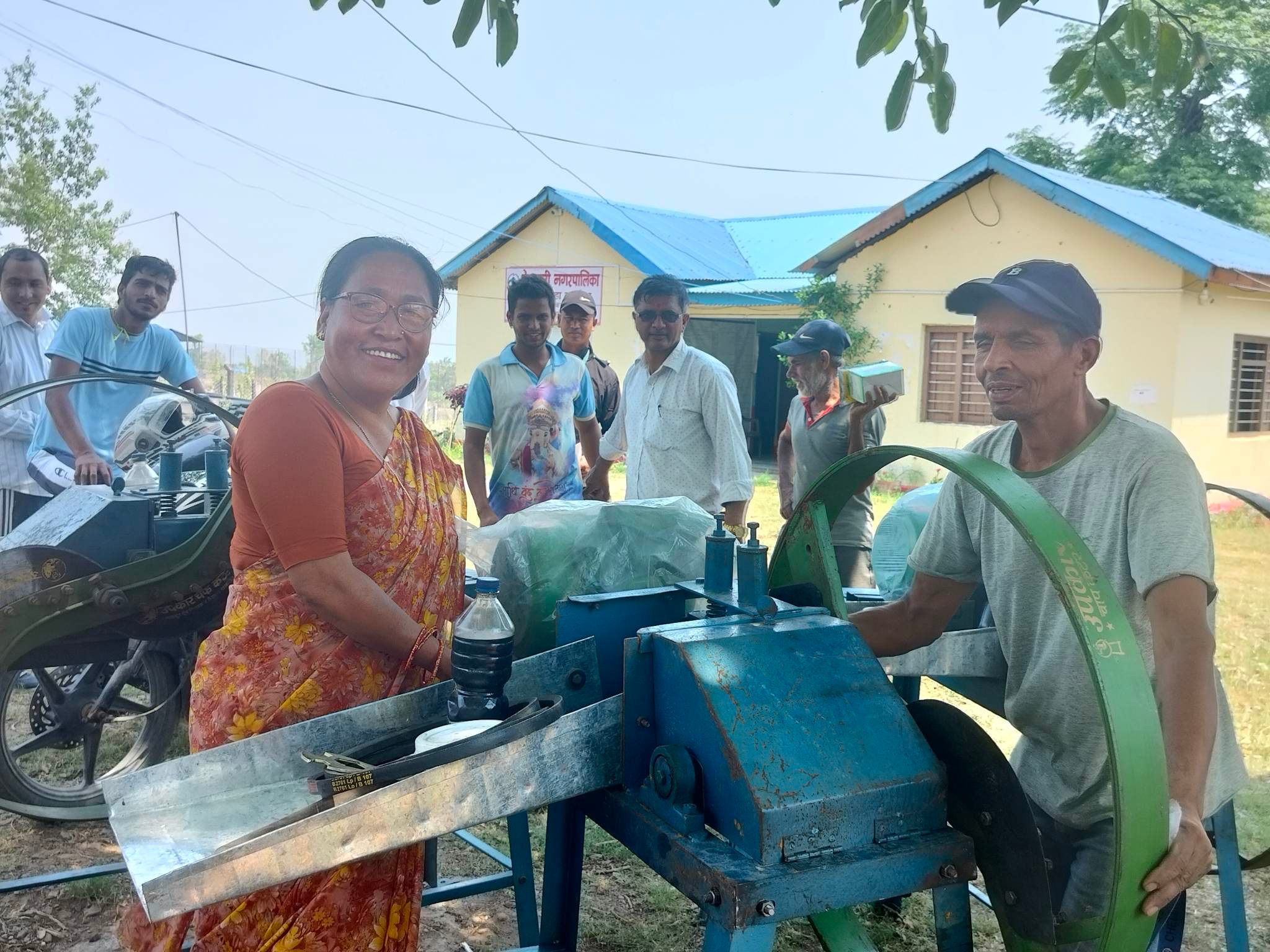 देवचुली ७ मा ५ जना कृषकलाई कृषि सामाग्री वितरण