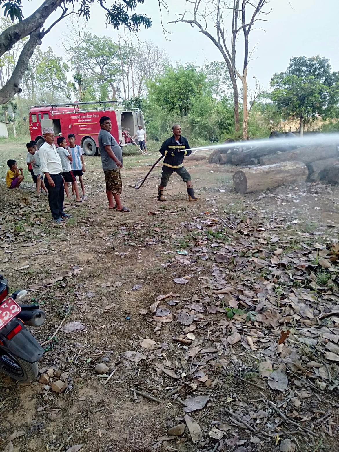 कावासोतीको दमकलद्वारा धुसेरी बनको घाटगद्धीमा लागेको आगो नियन्त्रणमा