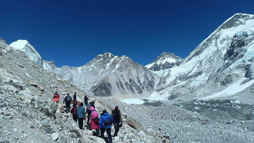 सगरमाथा क्षेत्रमा एक महिनामै पुगे ९ हजार पर्यटक