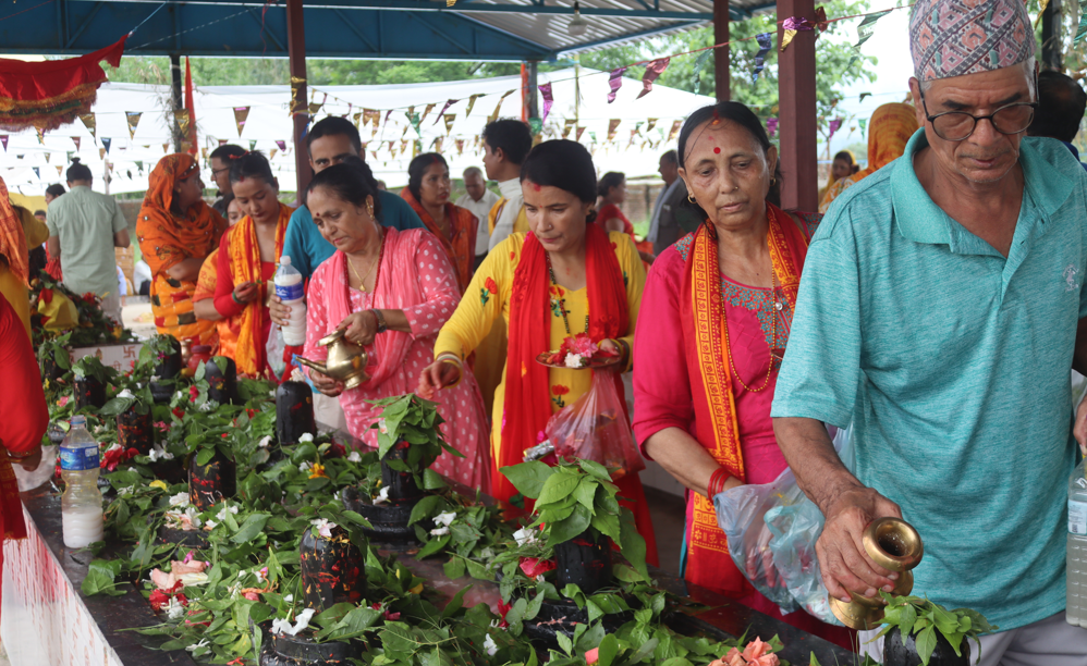 श्रावणको पहिलो सोमबार देवचुलीको नारायणी दिव्यधाममा भक्तजनको घुँइचो