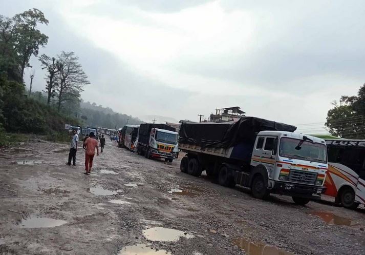 सडक भासिएको १० घण्टापछि पूर्वपश्चिम राजमार्ग एकतर्फी सुचारु