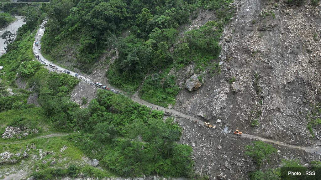 बेनी–जोमसोम सडकखण्डमा पहिराले यातायात अवरुद्ध