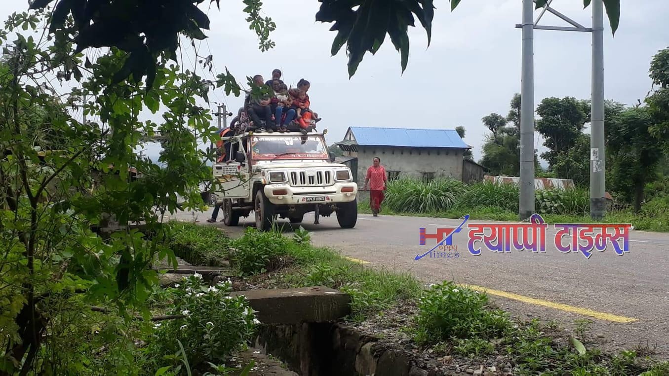 साना बच्चा सहित महिला गाडीको छतमा यात्रा गर्दै