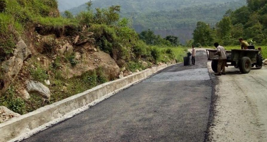 पर्वत-बेनी सडकखण्ड बन्द भएपछि वैकल्पिक मार्गमा दुर्घटनाको जोखिम